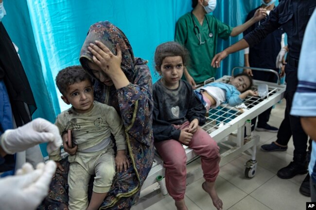 Los palestinos heridos en el bombardeo israelí de la Franja de Gaza son llevados a un hospital en Khan Younis, el 12 de noviembre de 2023.