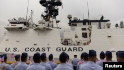 资料照：美国国家安全巡逻舰抵达菲律宾马尼拉参加美菲联合海岸警卫队演习，菲律宾海岸警卫队官兵挥舞美国国旗欢迎。（2022年8月30日）