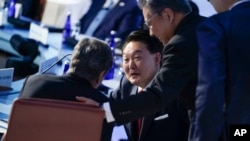 U.S. Secretary of State Antony Blinken talks with South Korea's President Yoon Suk Yeol before the leaders' retreat at the Asia-Pacific Economic Cooperation summit in San Francisco, California, Nov. 17, 2023.