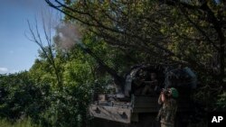 乌克兰士兵2023年6月5日在乌克兰顿涅茨克地区的巴赫穆特向俄罗斯空中目标开火。