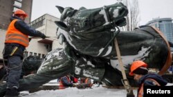 পৌরসভার কর্মীরা সাবেক সোভিয়েত ইউনিয়নের ফিল্ড কমান্ডার মাইকোলার মূর্তি সরিয়ে ফেলছে। কিয়েভ, ইউক্রেন, ৯ ডিসেম্বর, ২০২৩