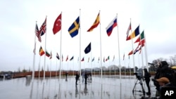 Miembros del ejército izan la bandera de Suecia en su asta recién instalada durante una ceremonia para conmemorar la adhesión de esa nación a la OTAN, en la sede de la organización en Bruselas, Bélgica, el lunes 11 de marzo de 2024. 