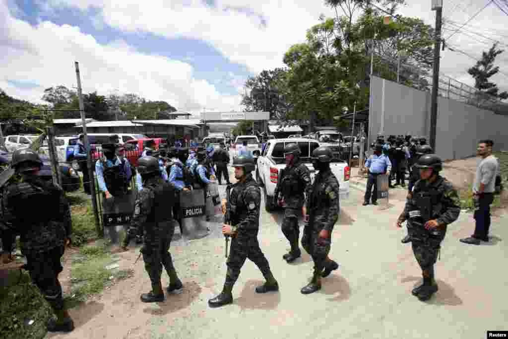 Forças de segurança operam do lado de fora da prisão feminina do Centro Feminino de Adaptacion Social (CEFAS) após um motim mortal em Tamara, nos arredores de Tegucigalpa, Honduras, 20 de junho de 2023. REUTERS/Fredy Rodriguez