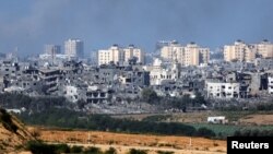 Hancurnya bangunan di Jalur Gaza terlihat dari perbatasan Israel dengan Jalur Gaza, di Israel selatan, 15 Oktober 2023. (Foto: REUTERS/Amir Cohen)