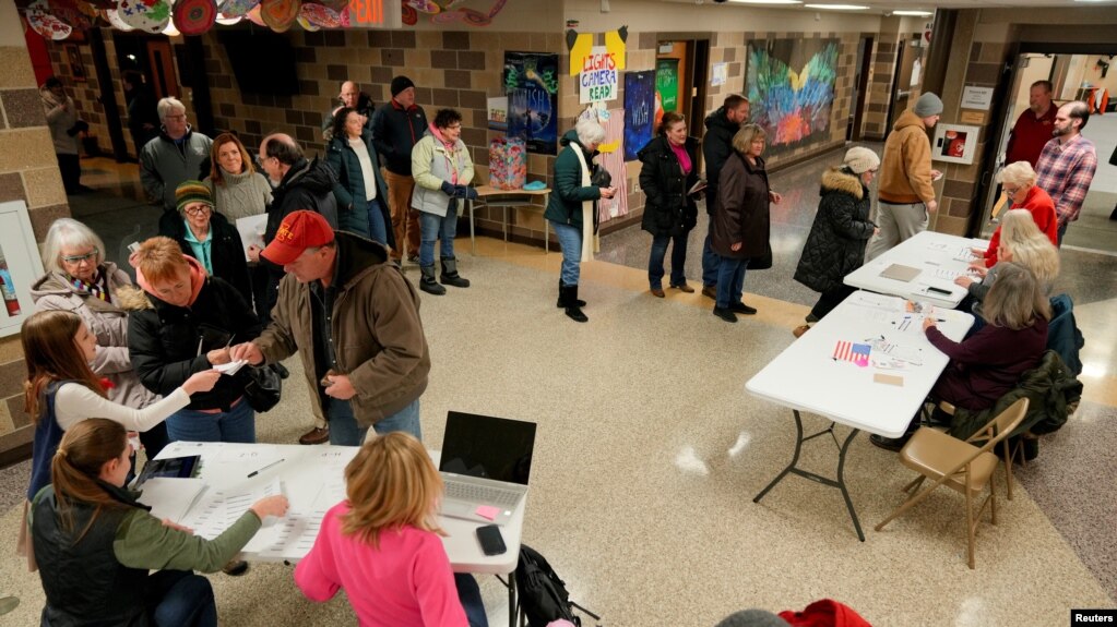 Se observa una fila en un centro de reunión en la Escuela Primaria de Fellows con los votantes listos para elegir a su candidato presidencial para el Partido Republicano en Ames, Iowa, el 15 de enero de 2024.