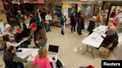 Se observa una fila en un centro de reunión en la Escuela Primaria de Fellows con los votantes listos para elegir a su candidato presidencial para el Partido Republicano en Ames, Iowa, el 15 de enero de 2024.