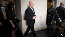 El líder de la mayoría Steve Scalise habla con periodistas después de una reunión de los republicanos de la Cámara de Representantes durante la cual fue nominado como su candidato a presidente de la Cámara, en el Capitolio, en Washington, el 11 de octubre de 2023.