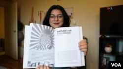 Samantha Padilla Jirón posa con un ejemplar del libro 'Libertad tras las rejas. Cómo sobrevivieron condenas injustas once presas políticas nicaragüenses'. [Foto: Houston Castillo, VOA