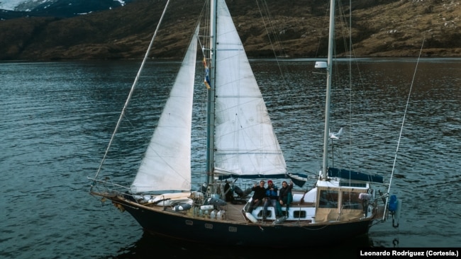 Esmeralda y su tripulación en cubierta.