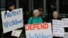 Para pendukung David McBride, pelapor kejahatan perang yang dilakukan pasukan Australia, berdemo di luar gedung Mahkamah Agung Australia di Canberra, pada 27 Juni 2019. (Foto: AP/Rod McGuirk)