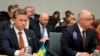2023年6月15日，瑞典国防部长帕尔·琼森(左)和土耳其国防部长亚萨尔·居勒出席在布鲁塞尔北约总部举行的乌克兰防务联络小组会议。