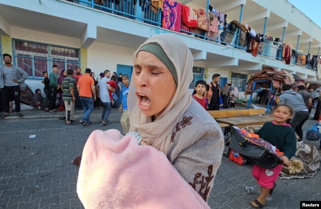 Palestinka ispred u dvorištu škole Ujedinjenih nacija gdje su smješteni ljudi koji su napustili domove u sjevernom dijelu Pojasa Gaze. (Foto: REUTERS/Anas al-Shareef)