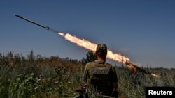 Quân nhân Ukraine bắn hệ thống phóng tên lửa đa năng cỡ nhỏ Partyzan về phía quân đội Nga gần tiền tuyến ở vùng Zaporizhzhia, Ukraine, ngày 13 tháng 7 năm 2023.