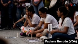 Jóvenes participan en la vigilia organizada por la oposición para pedir la liberación de cientos de presos políticos en Caracas, el 8 de agosto de 2024.