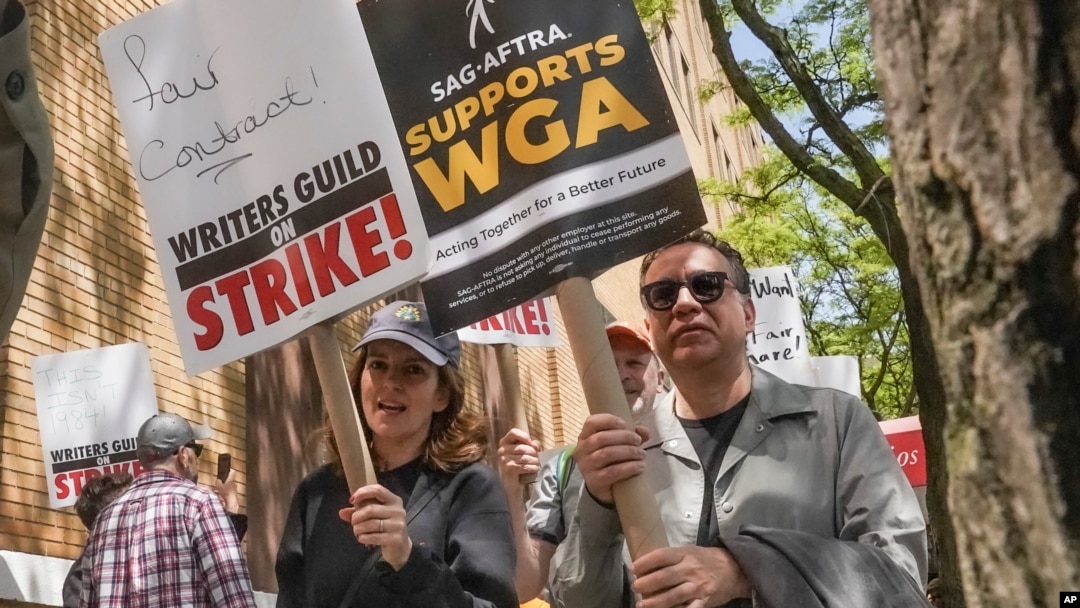 Glumci i komičari Tina Fej i Fred Armisen pridružili su se članovima udruženja američkih scenarista na protestu ispred Silverkap studija u Njujorku, 9. maja 2023. 