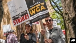 Glumci i komičari Tina Fej i Fred Armisen pridružili su se članovima udruženja američkih scenarista na protestu ispred Silverkap studija u Njujorku, 9. maja 2023. 