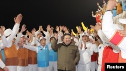 북한은 21일 오후 10시 42분에 평안북도 철산군 서해위성발사장에서 정찰위성 ‘만리경-1호’를 신형 로켓 ‘천리마-1형’에 탑재해 성공적으로 발사했다며, 김정은 국무위원장이 관계자들과 촬영한 사진을 관영매체에 공개했다.