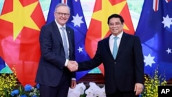 Thủ tướng Australia Anthony Albanese (trái) bắt tay Thủ tướng Việt Nam Phạm Minh Chính tại Hà Nội vào ngày 4/6/2023.