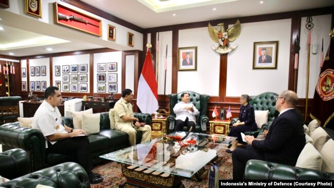 Menteri Pertahanan sekaligus Presiden terpilih Prabowo bertemu dengan Duta Besar AS untuk Indonesia, Kamala Shirin Lakhdir, saat berkunjung ke kantor Kementerian Pertahanan di Jakarta pada Kamis, 8 Agustus 2024. (Foto: Kementerian Pertahanan)