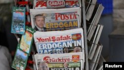 Sejumlah surat kabar Turki yang menampilkan berita tentang Recep Tayyip Erdogan yang kembali memenangkan pemilihan Presiden Turki, terpajang di salah satu kios di Istanbul, Turki, pada 29 Mei 2023. (Foto: Reuters/Hannah McKay)