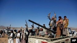 Anggota pasukan Houthi dan kelompok adat menggelar protes terhadap serangan yang dilakukan AS dan Inggris terhadap area militer Houthi di Sanaa, Yaman, pada 14 Januari 2024. (Foto: AP)