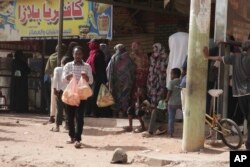 Warga mengantre di depan toko roti di Khartoum, Sudan, 27 Mei 2023. (Foto: AP)