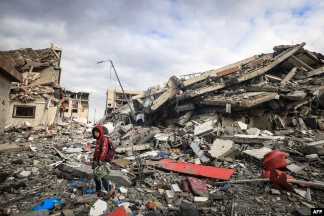 Warga Palestina memeriksa kehancuran akibat serangan Israel di Wadi Gaza, di Jalur Gaza tengah pada 28 November 2023, di tengah gencatan senjata antara Israel dan Hamas. (Foto: AFP)