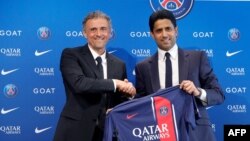 Luis Enrique et le président du PSG, Nasser al-Khelaifi, posent sur le "campus" du club, Paris, le 5 juillet 2023.