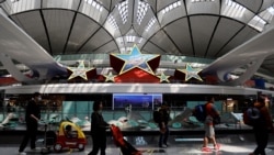 旅客走在北京大興國際機場內。 （2023年4月24日）