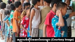 ယခင်မှတ်တမ်းရုပ်ပုံ | စစ်ကိုင်းတိုင်း ဆားလင်းကြီးမြို့နယ်အတွင်းက အလှူတခုမှာတန်းစီနေတဲ့ စစ်ဘေးရှောင်ကလေးငယ်များ