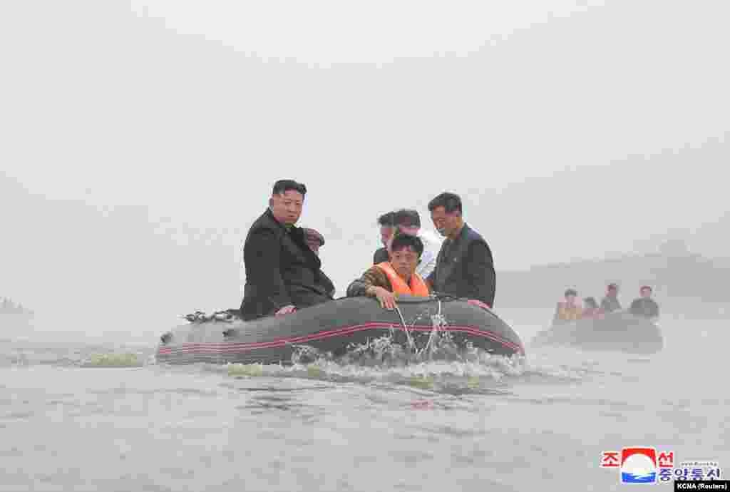 Pemimpin Korea Utara Kim Jong Un dan PM Kim Tok Hun mengunjungi daerah yang terkena banjir di dekat perbatasan dengan China, di Provinsi Pyongan Utara, dalam foto tanpa tanggal yang dirilis oleh Kantor Berita Korea Utara (KCNA). (via Reuters)&nbsp;