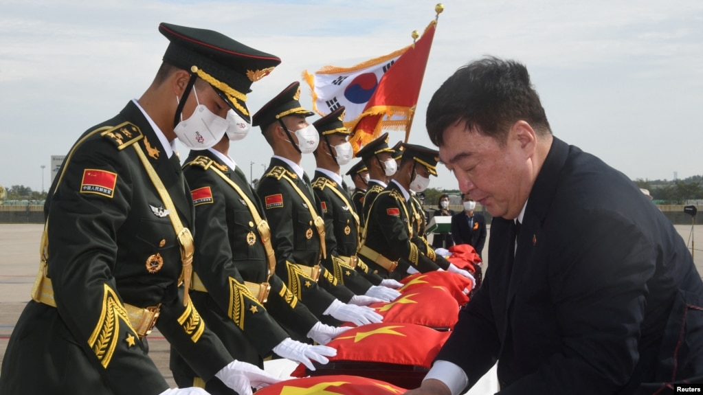 资料照片：2022年9月16日，中国驻韩国大使邢海明在仁川国际机场举行的交接仪式上用中国国旗盖住装有中国士兵遗骸的棺木。（路透社照片）(photo:VOA)