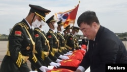 2022年9月16日，中國駐南韓大使邢海明在仁川國際機場舉行的交接儀式上用中國國旗蓋住裝有中國士兵遺骸的棺木。（路透社照片）
