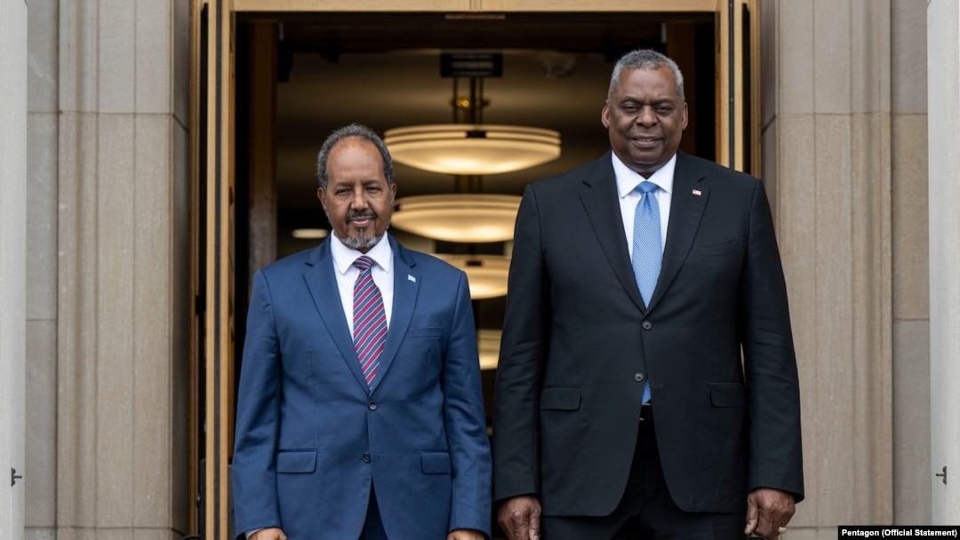Secretary of Defense Lloyd J. Austin III poses for a photo with Somali President Hassan Sheikh Mohamud before a meeting at the Pentagon, June 21, 2023.