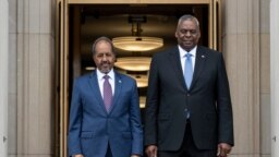 Secretary of Defense Lloyd J. Austin III poses for a photo with Somali President Hassan Sheikh Mohamud before a meeting at the Pentagon, June 21, 2023.