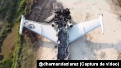 Una de las imágenes del avión inutilizado por el ejército de Venezuela difundidas por las autoridades. 