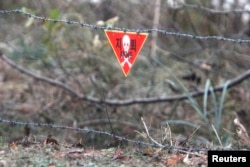 남북한 비무장지대 주변 철책에 지뢰 경고 표시가 붙어있다. (자료사진)
