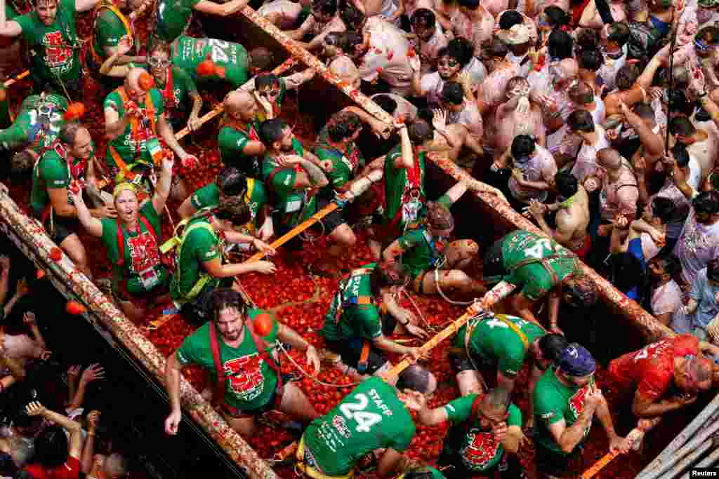 Participantes assistem ao festival anual de luta de comida &ldquo;La Tomatina&rdquo; em Bunol, perto de Valência, Espanha, 28 de agosto de 2024