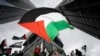 Para pendukung mengibarkan bendera Palestina dalam sebuah mars di Toronto, pada 9 Oktober 2023. (Foto: via AP)