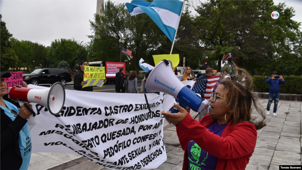 Hondureños residentes en EEUU acudieron frente a la OEA, en Washington, para mostrar el rechazo al embajador de Honduras ante la OEA. 