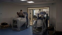 Tentara Israel, Raphael (21), berjalan di atas treadmill anti gravitasi selama sesi fisioterapi di Pusat Rehabilitasi Gandel yang baru di rumah sakit Hadassah, Yerusalem, Israel, Rabu, 21 Februari 2024. (AP/Leo Correa)