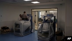 Tentara Israel, Raphael (21), berjalan di atas treadmill anti gravitasi selama sesi fisioterapi di Pusat Rehabilitasi Gandel yang baru di rumah sakit Hadassah, Yerusalem, Israel, Rabu, 21 Februari 2024. (AP/Leo Correa)