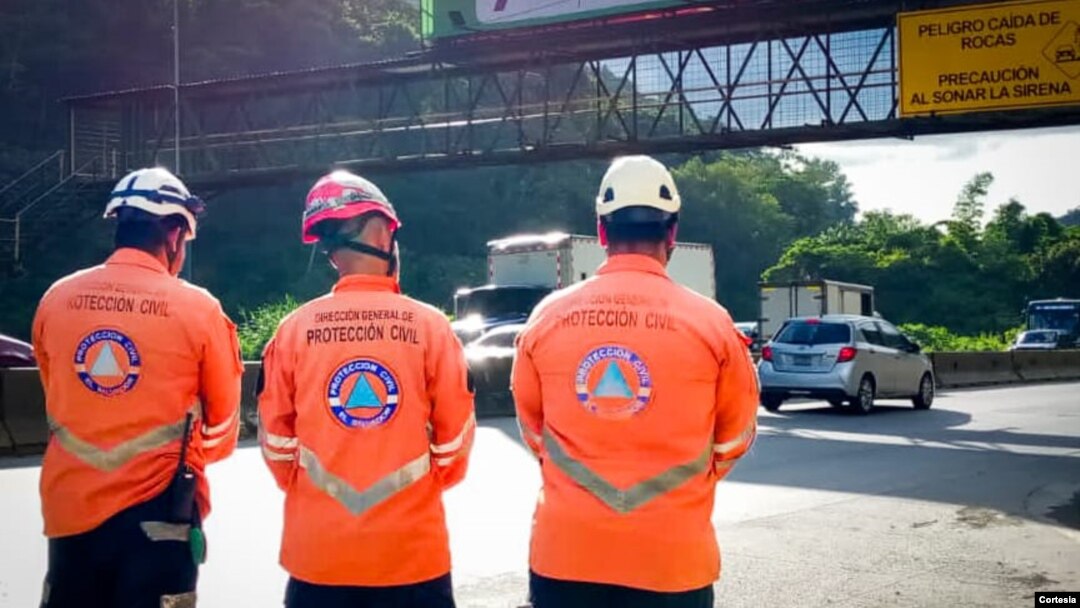 Equipo de Protección Civil de El Salvador supervisa de manera preventiva la carretera Panamericana en La Libertad Sur tras el sismo que sacudió el país el 28 de agosto de 2024. [Foto cortesía de Protección Civil de El Salvador]