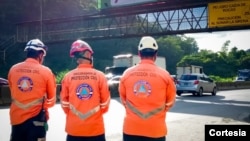 Equipo de Protección Civil de El Salvador supervisa de manera preventiva la carretera Panamericana en La Libertad Sur tras el sismo que sacudió el país el 28 de agosto de 2024. [Foto cortesía de Protección Civil de El Salvador]