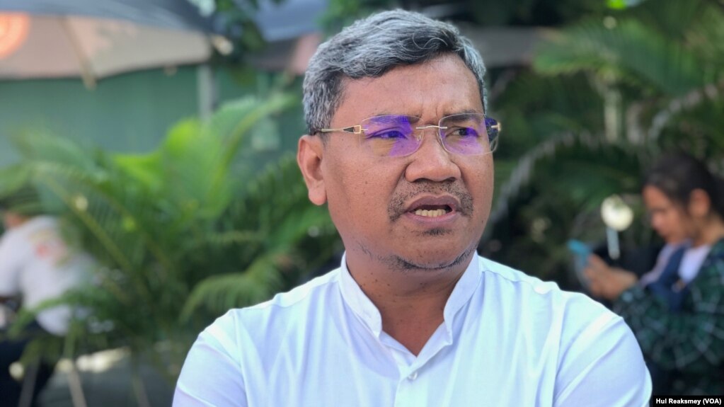 រូបឯកសារ៖ លោក ស៊ឹង សែនករុណា អ្នកនាំពាក្យ​សមាគម​ការពារ​សិទ្ធិ​មនុស្ស​អាដហុក ផ្តល់​បទសម្ភាសន៍​ជាមួយ​សំឡេង​សហរដ្ឋ​អាមេរិក​ក្នុង​ទីក្រុង​ភ្នំពេញ នៅ​ថ្ងៃទី១០ ខែកក្កដា ឆ្នាំ២០២៣។ (ហ៊ុល រស្មី/វីអូអេ)
