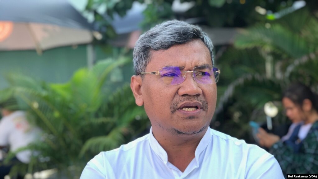 រូបឯកសារ៖ លោក ស៊ឹង សែនករុណា អ្នកនាំពាក្យ​សមាគម​ការពារ​សិទ្ធិ​មនុស្ស​អាដហុក ផ្តល់​បទសម្ភាសន៍​ជាមួយ​សំឡេង​សហរដ្ឋ​អាមេរិក​ក្នុង​ទីក្រុង​ភ្នំពេញ នៅ​ថ្ងៃទី១០ ខែកក្កដា ឆ្នាំ២០២៣។ (ហ៊ុល រស្មី/វីអូអេ)
