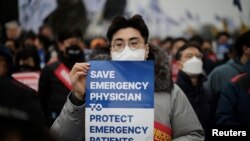 Para dokter ikut serta dalam unjuk rasa untuk memprotes rencana pemerintah meningkatkan kutoa penerimaan sekolah kedokteran di Seoul, Korea Selatan, 3 Maret 2024. (Foto: REUTERS/Kim Hong-Ji)