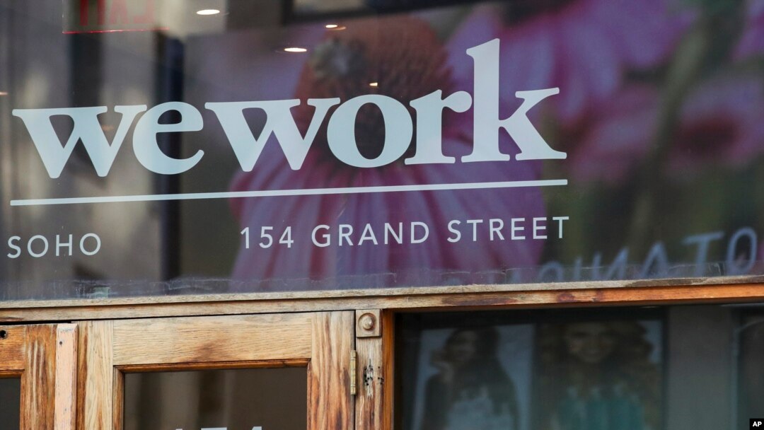 Logo WeWork di pintu masuk salah satu ruang kantor mereka di kawasan SoHo, New York, Selasa, 15 Oktober 2019. (AP/Mary Altaffer)