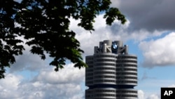 Pemandangan markas produsen mobil asal Jerman, BMW, di Munich, Jerman, dalam foto yang diambil pada 14 Mei 2021. (Foto: AP/Matthias Schrader)