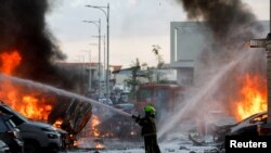 Un personal de emergencia trabaja para extinguir el fuego después del lanzamiento de cohetes desde la Franja de Gaza, visto desde la ciudad de Ashkelon, Israel, el 7 de octubre de 2023. [REUTERS]